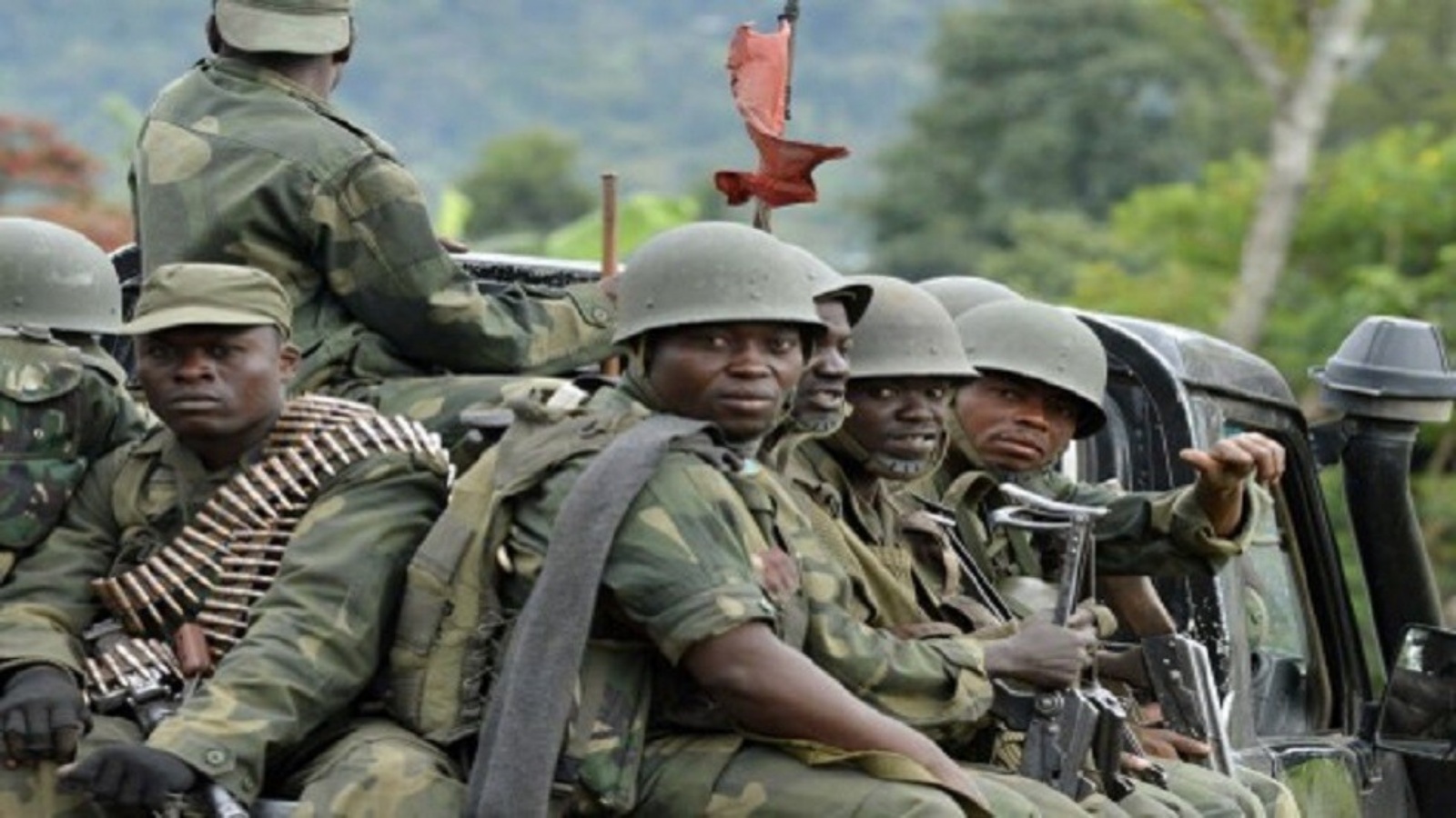 جنود في آلية عسكرية في جمهورية الكونغو الديمقراطية