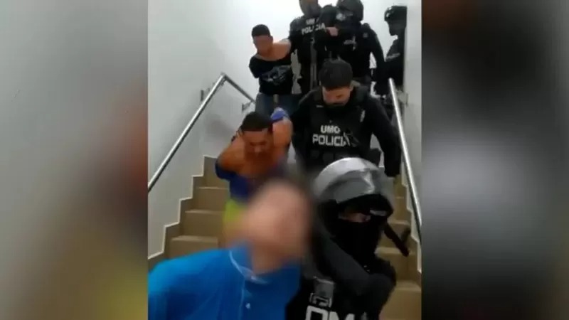 POLICÍA ECUADOR ناشطون عبر وسائل التواصل الاجتماعي تداولوا لحظة اعتقال أفراد عصابة كانوا قد احتجزوا رهائن من الطاقم الطبي بعد اقتحامهم لمستشفى في الإكوادور