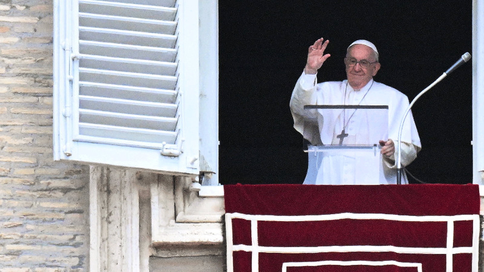 البابا فرنسيس يحيي المؤمنين من نافذة الفاتيكان