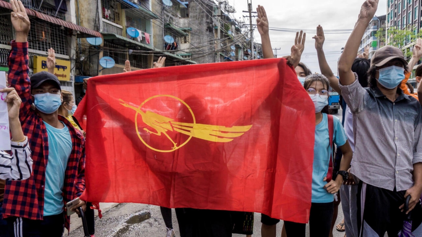 محتجون يرفعون علم اتحاد الطلاب البورمي في مدينة رانغون في 13 يونيو 2022