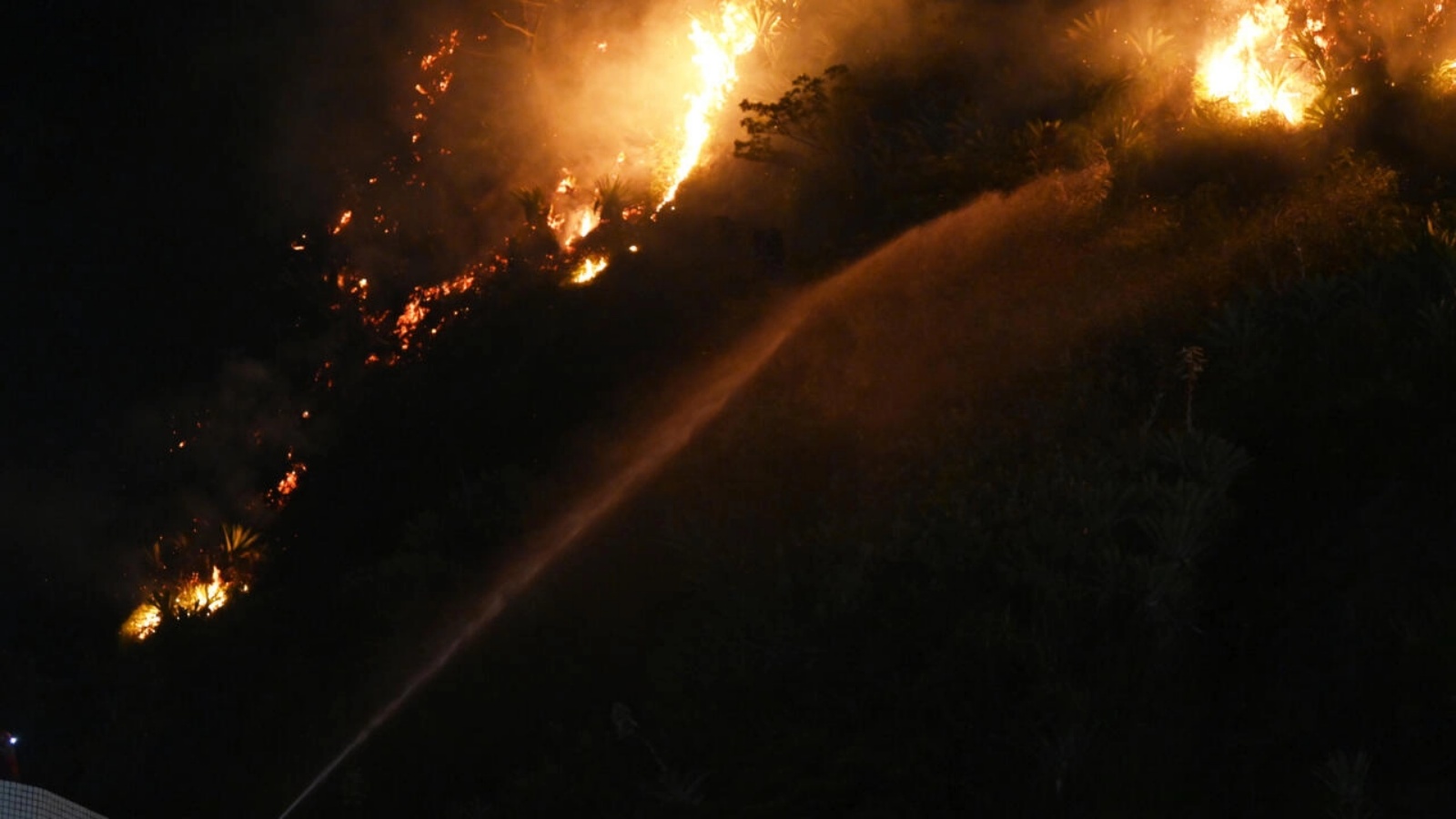 حريق غابة بالقرب من حي كوباكابانا السياحي في ريو دي جانيرو في البرازيل في 02 ديسمبر 2022 