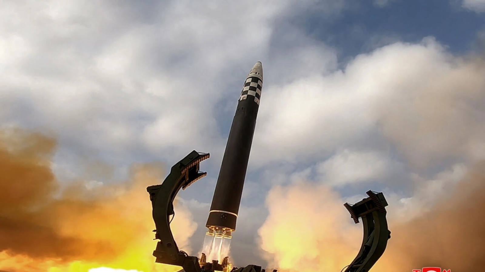 صورة نشرتها وكالة الانباء الكورية الشمالية في 19 نوفمبر لإطلاق صاروخ بالستي عابر للقارات 