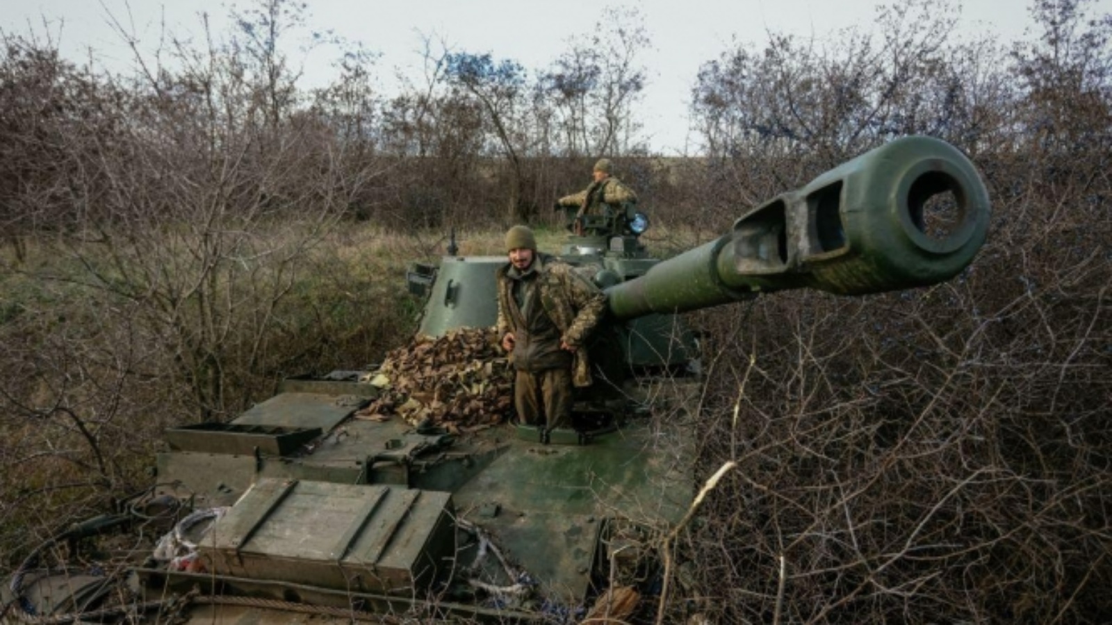 صورة مؤرخة في 9 نوفمبر 2022 لدبابة على متنها جنود أوكرانيون في باخموت