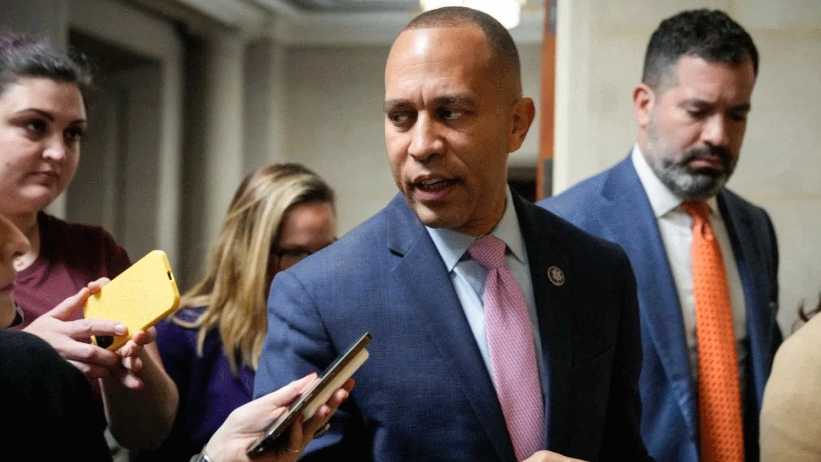 عضو الكونغرس حكيم جيفريز يتحدث إلى المراسلين في كابيتول هيل في 30 تشرين الثاني\نوفمبر 2022