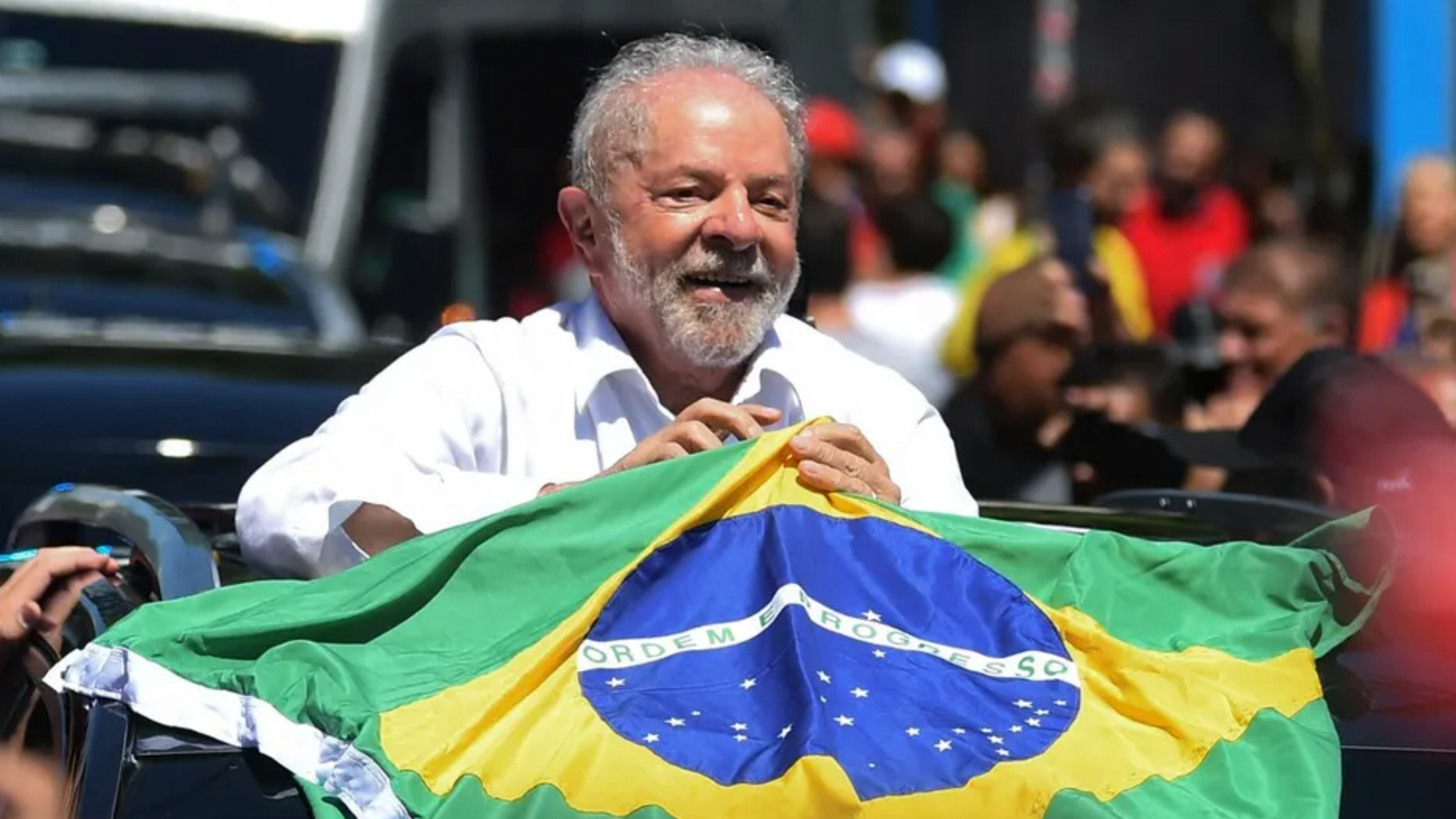 الرئيس البرازيلي المنتخب لويس إيناسيو لولا دا سيلفا حاملاً علم بلاده