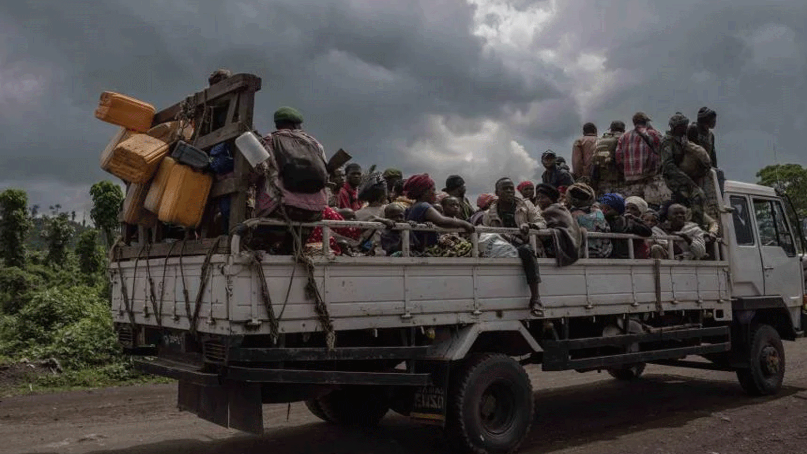 شاحنة مليئة بالأشخاص الذين انقطعت عنهم حركة المرور خلال الاشتباكات بين الجيش الكونغولي ومتمردي حركة 23 آذار\مارس في كيبومبا، على مشارف غوما في شمال كيفو، جمهورية الكونغو الديمقراطية.1 حزيران\يونيو2022