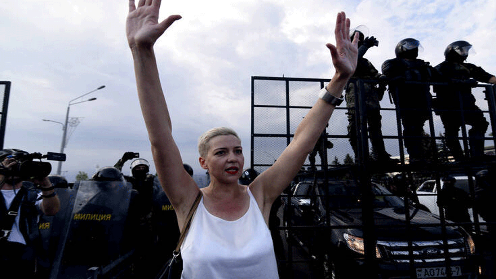 المعارضة ماريا كوليسنيكوفا، خلال مظاهرة للتنديد بالتزوير الانتخابي خلال اعادة انتخاب الرئيس الكسندر لوكاشينكو، في مينسك، 30 آب\ اغسطس 2020