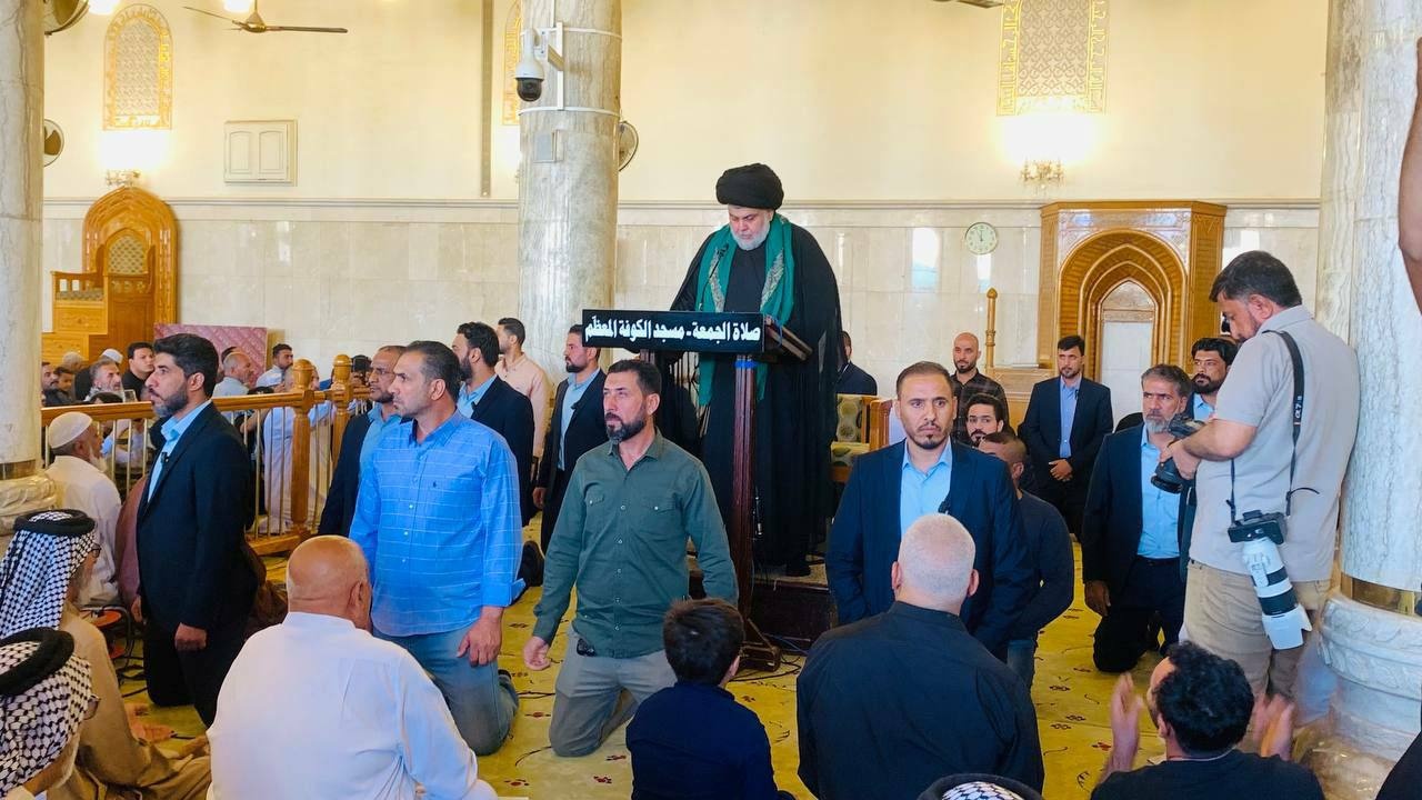 الصدر خلال آخر ظهور له وهو يلقي خطبة الجمعة في مسجد مدينة الكوفة الجنوبية في 4 نوفمبر 2022 (مكتبه)