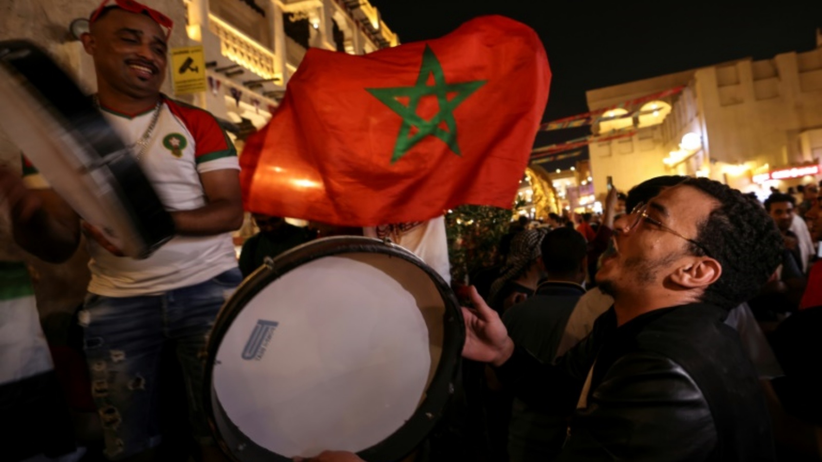 مشجعون مغاربة يحتفلون بتأهل منتخب بلادهم للدور الثاني من مسابقة كأس العالم، في سوق واقف في الدوحة في 1 ديسمبر 2022