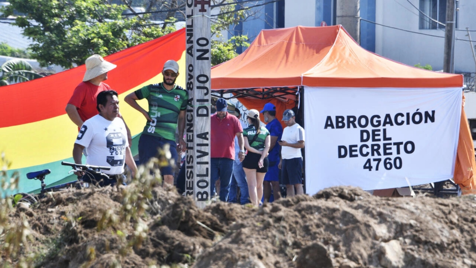 متظاهرون يغلقون طريقا في مدينة سانتا كروز ببوليفيا في 24 أكتوبر 2022 لمطالبة الحكومة بإجراء إحصاء سكاني 