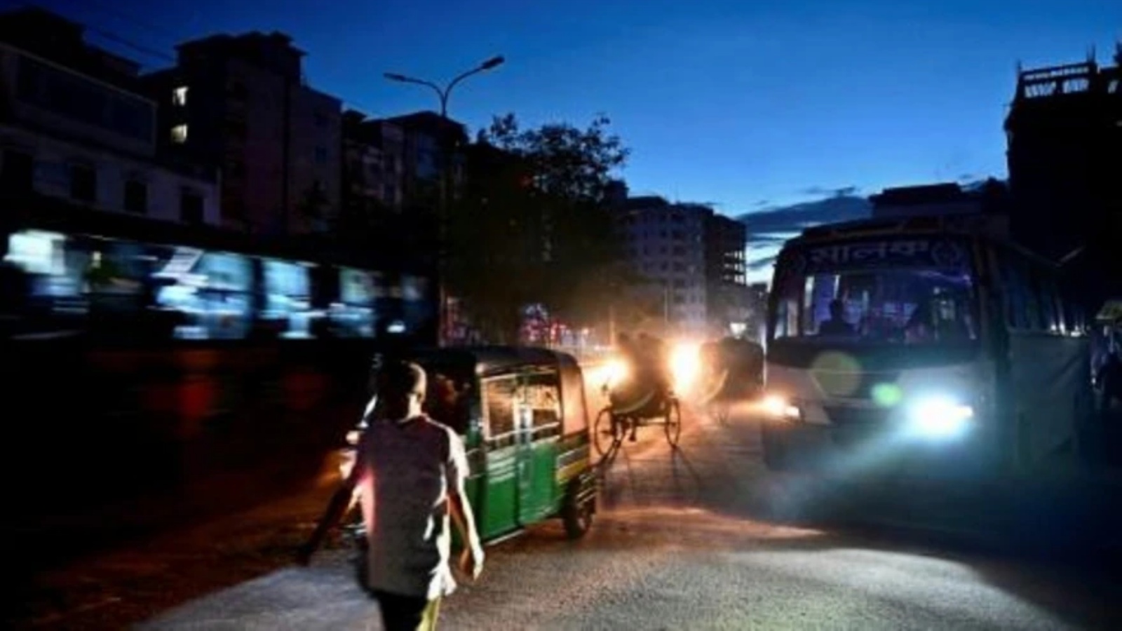 حركة السير في أحد شوارع دكا خلال انقطاع التيار الكهربائي في الرابع من أكتوبر 2022