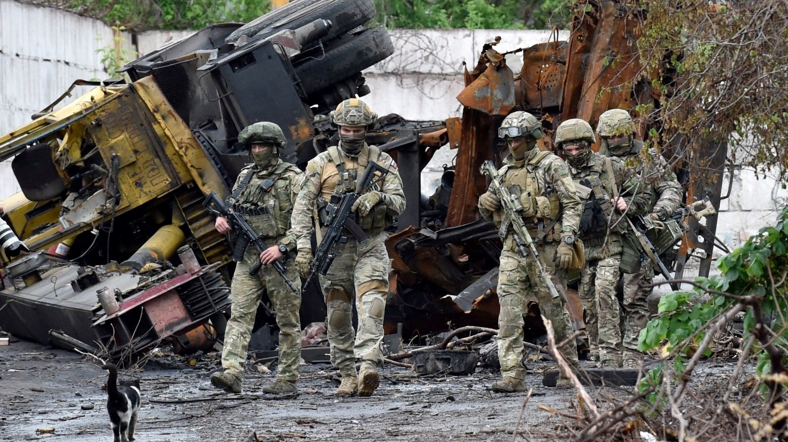 جنود روس في دورية في ماريوبول بعد سقوطها 