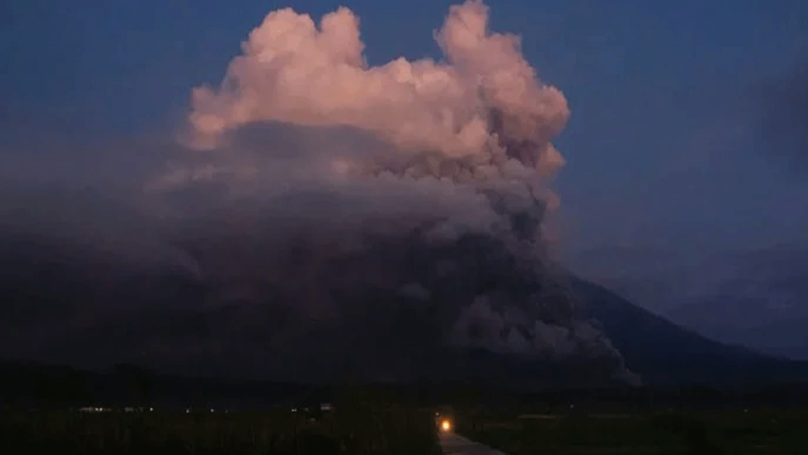 الدخان يتصاعد مع حمم بركان جبل سيميرو في إندونيسيا