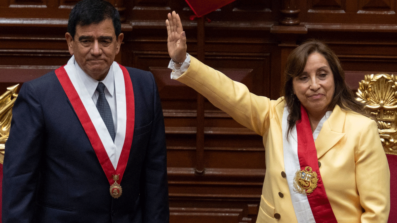 رئيس الكونغرس البيروفي خوسيه ويليامز زاباتا (يسار) يقف بجوار دينا بولوارت (يمين) بعد أن أدىت اليمين الدستورية كرئيسة جديدة بعد ساعات من عزل الرئيس السابق بيدرو كاستيلو في ليما. 7 كانون الأول\ديسمبر 2022