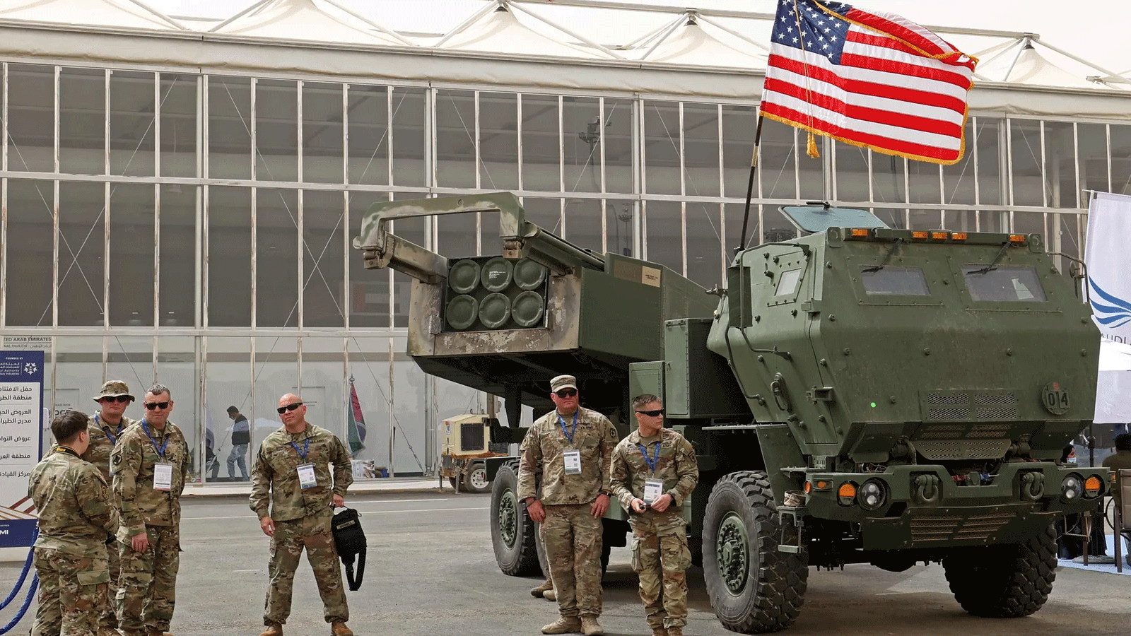 ضباط أمام قاذفة صواريخ أميركية من طراز Himars