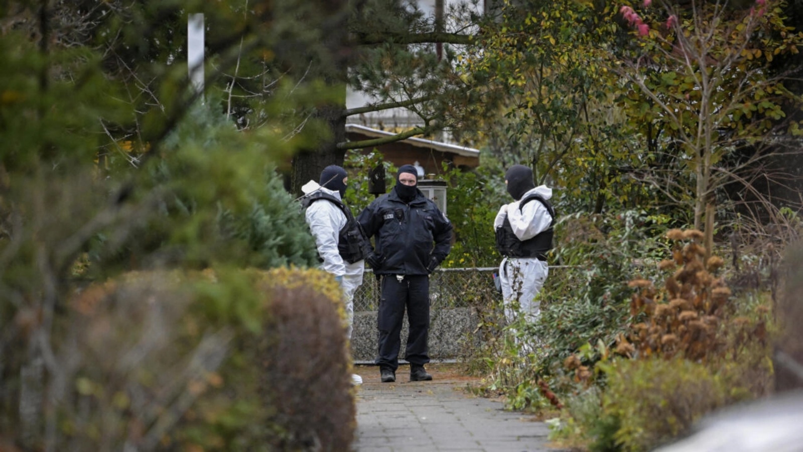 قوات الشرطة الألمانية الخاصة تقوم بالحراسة والدوريات في أحد أحياء جنوب غرب برلين في 7 كانون الأول/ديسمبر 2022 كجزء من مداهمات في جميع أنحاء البلاد في الصباح الباكر ضدّ أعضاء 