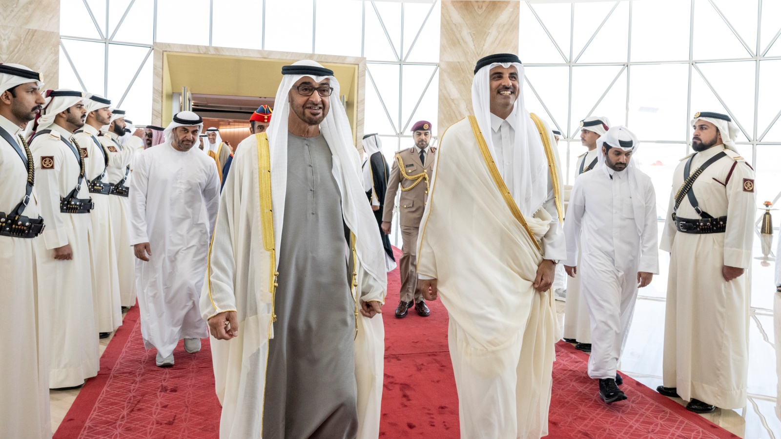 أمير قطر تميم بن حمد آل ثاني مستقبلاً رئيس الإمارات الشيخ محمد بن زايد آل نهيان (وام)