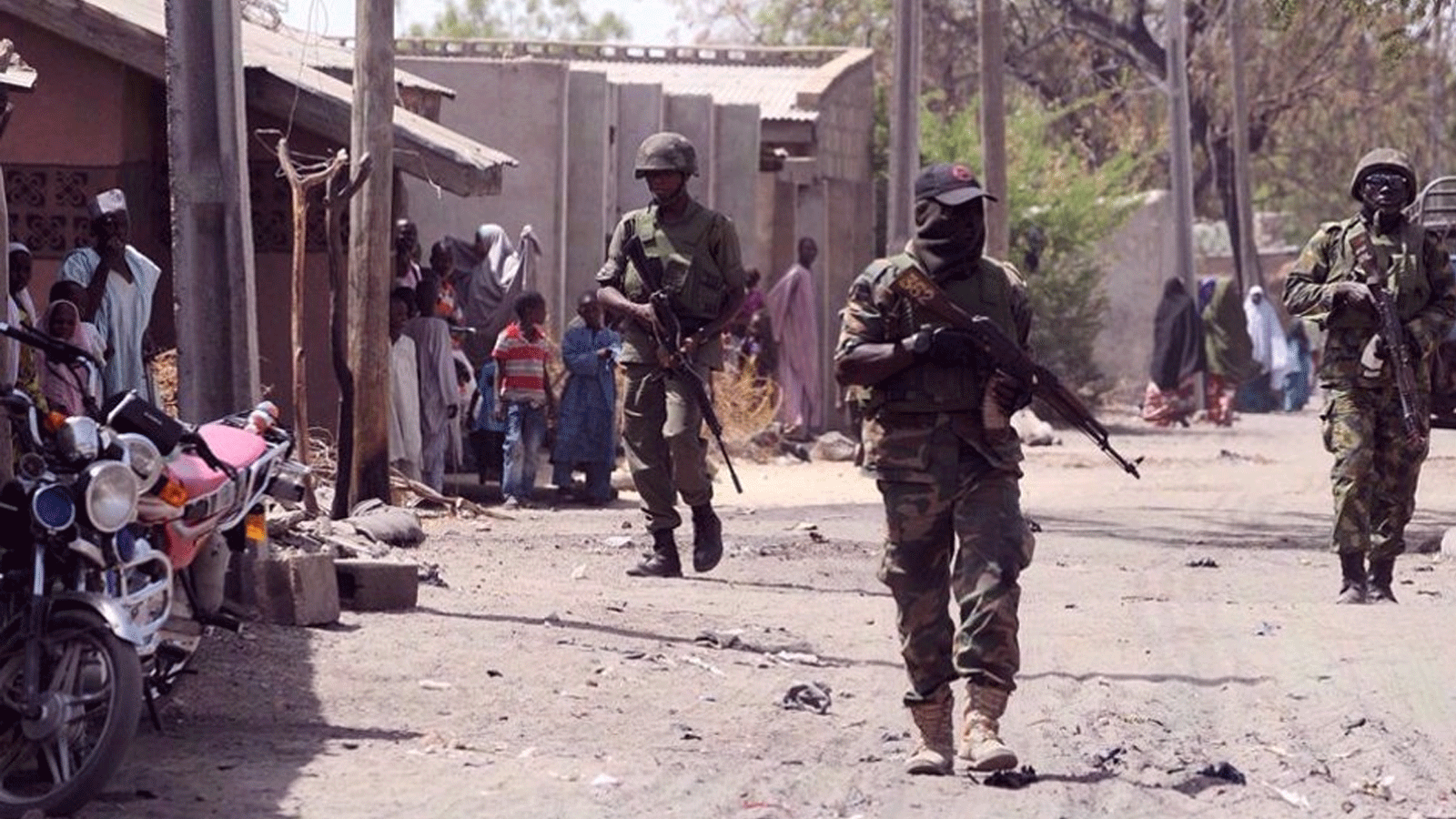 القوات النيجيرية تقوم بدوريات في شوارع بلدة باغا الشمالية الشرقية النائية بولاية بورنو