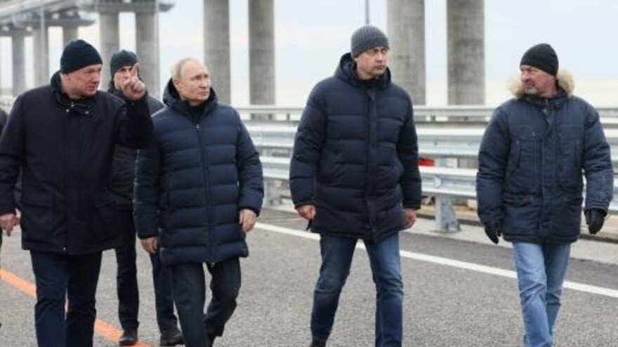 الرئيس الروسي فلاديمير بوتين خلال زيارته جسر كيرش في القرم في 5 كانون الاول/ديسمبر 2022 في صورة وزعتها وكالة سبوتنيك الروسية