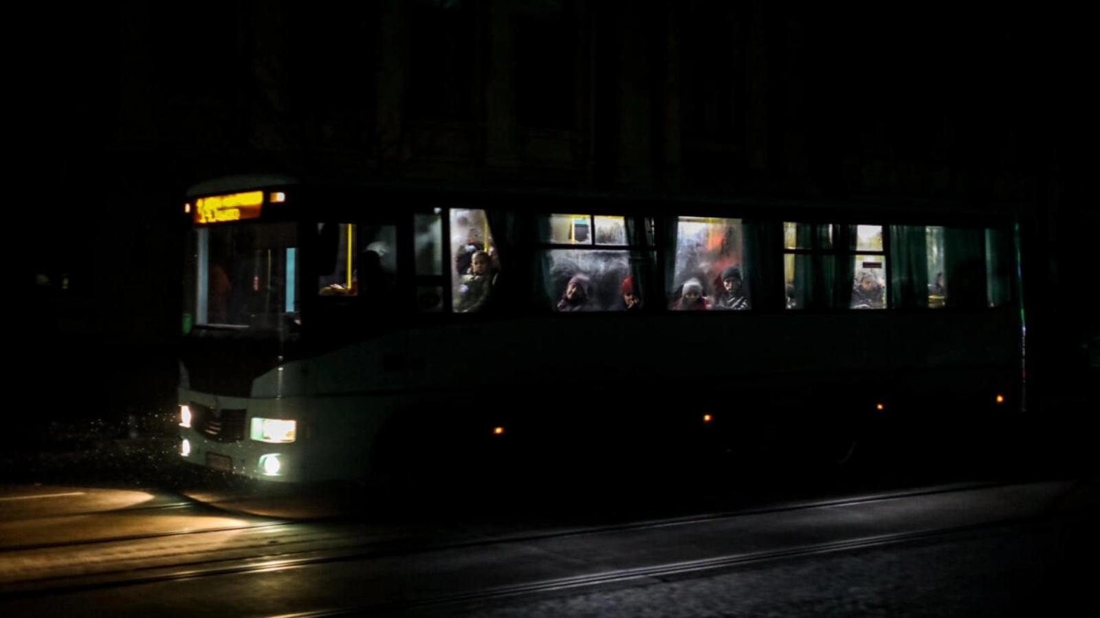ركاب في حافلة أحد الشوارع في وسط مدينة أوديسا أثناء انقطاع التيار الكهربائي في 5 ديسمبر 2022