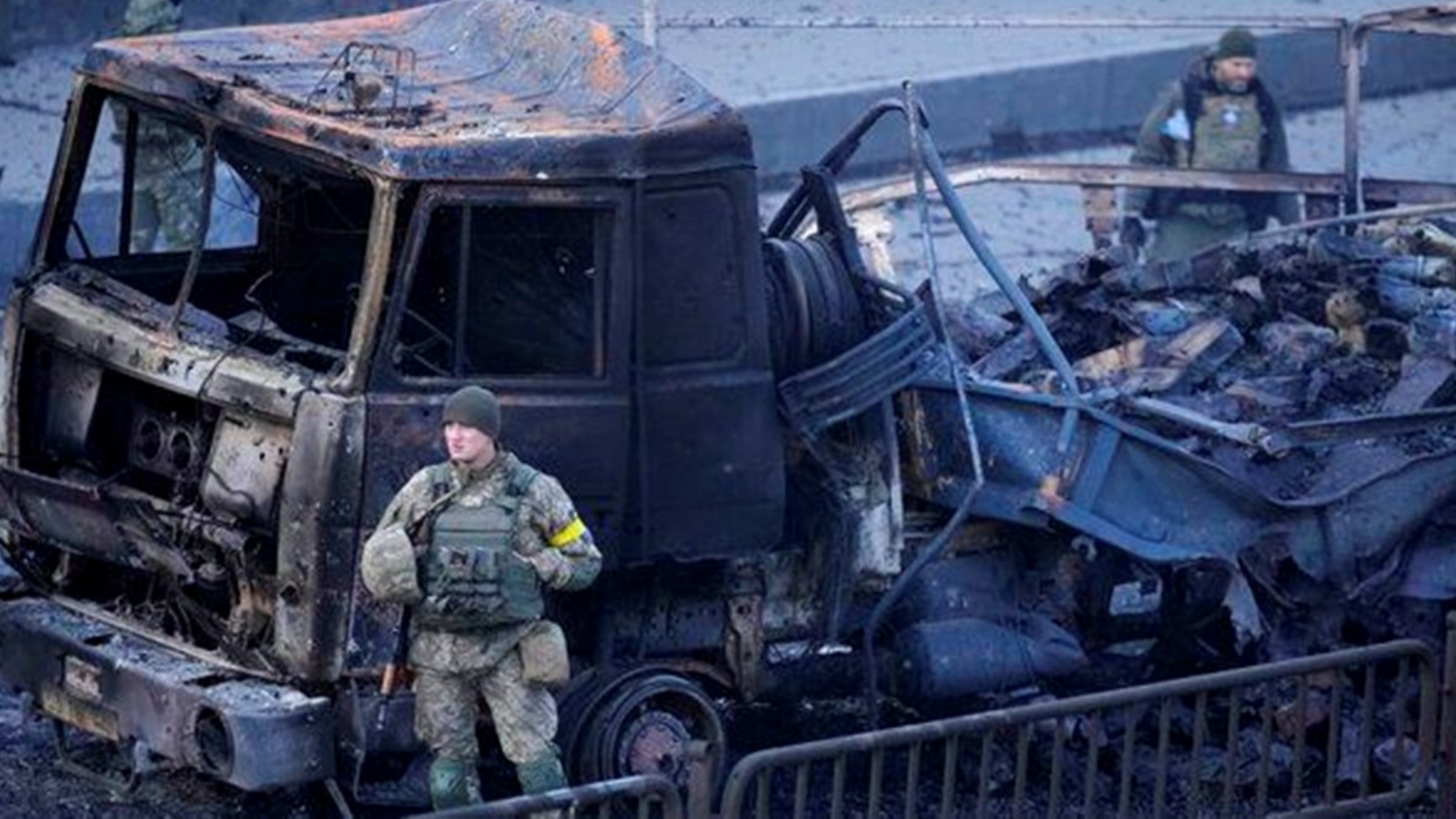 شاحنة عسكرية مدمرة في كيييف