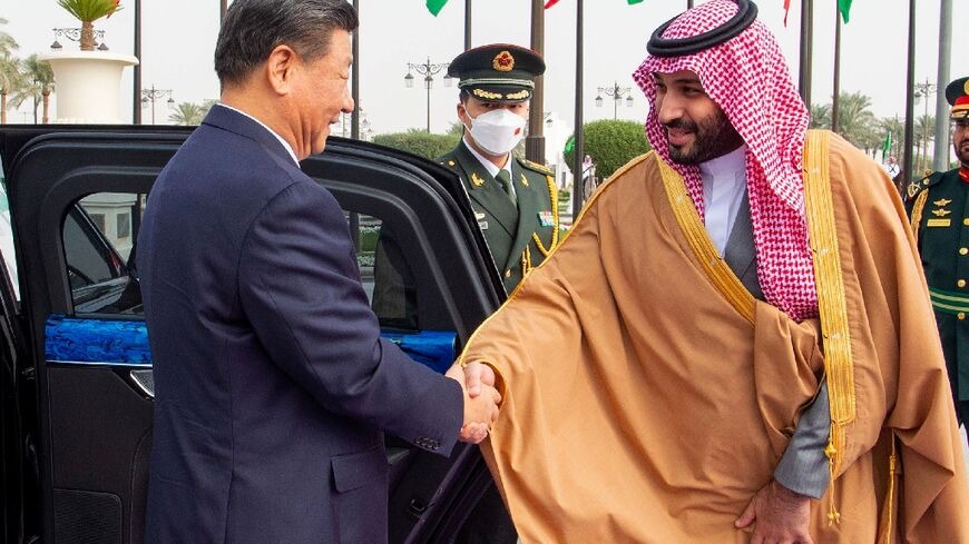 ولي العهد السعودي الأمير محمد بن سلمان يصافح الرئيس الصيني شي جينبينغ في الرياض