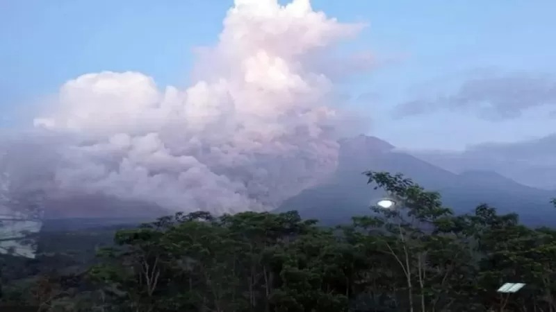 BNPB/EPA ثار بركان سيميرو بعد عدة زلازل ضربت إندونيسيا أخيرا