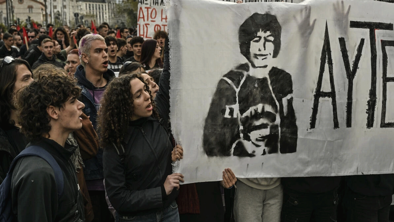 متظاهرون في أثينا ضد عنف الشرطة التي أطلقت النار على شاب من الغجر خلال المطاردة
