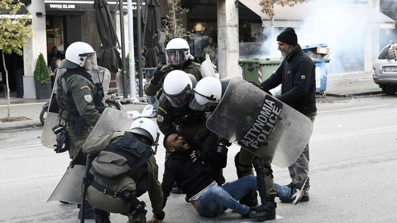 شرطة مكافحة الشغب تعتقل متظاهرا بعد اشتباكات بين أفراد من طائفة الروما في سالونيك، اليونان. 5 كانون الأول\ديسمبر 2022