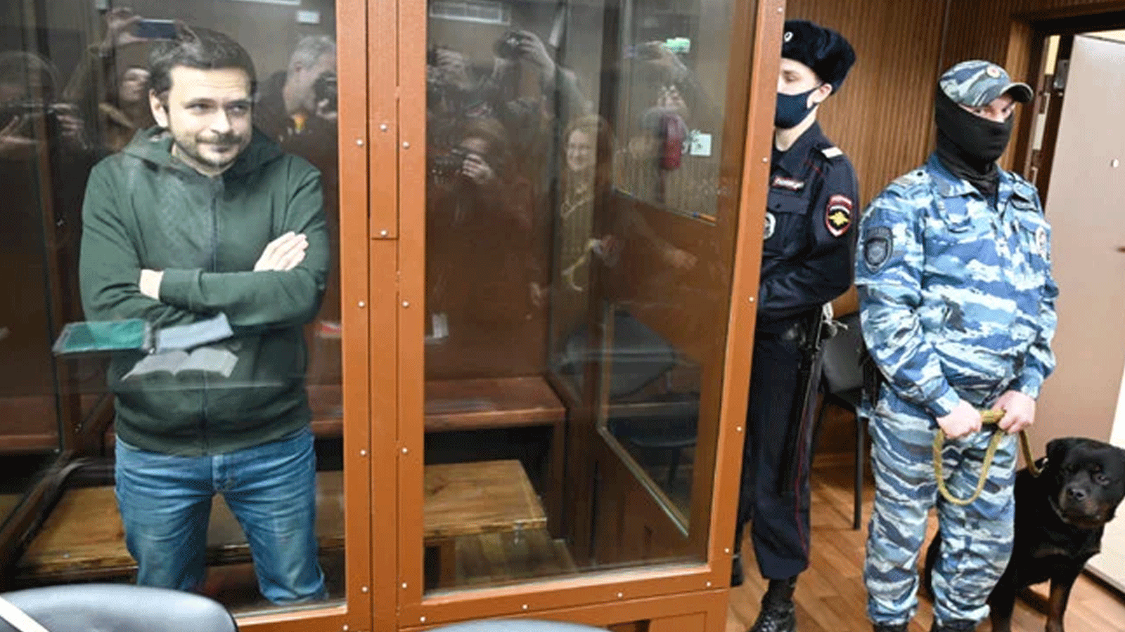 المعارض إيليا ياشين يقف داخل قفص للمتهمين في موسكو . 23 تشرين الثاني\نوفمبر 2022