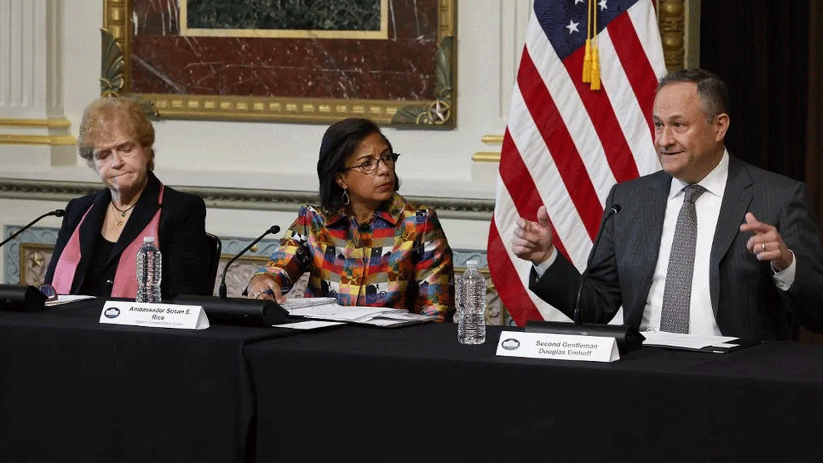 زوج كاملا هاريس نائبة الرئيس دوغلاس إمهوف (إلى اليمين) خلال مائدة مستديرة في مبنى المكتب التنفيذي في أيزنهاور في 7 كانون الاول\ ديسمبر 2022، في واشنطن العاصمة، الولايات المتحدة.