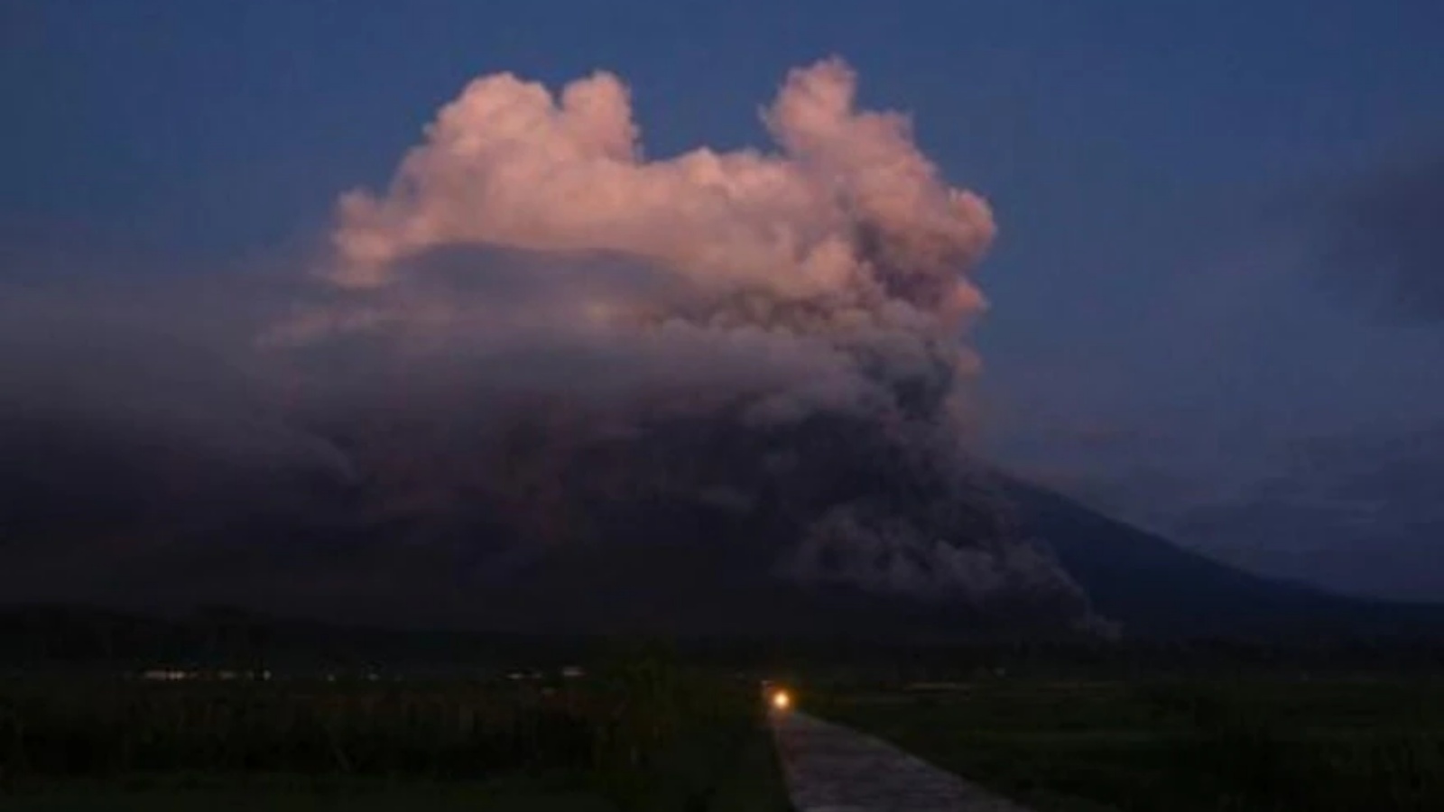 صورة مؤرخة في 4 ديسبمر 2022 لثوران بركان جبل سيميرو في إندونيسيا