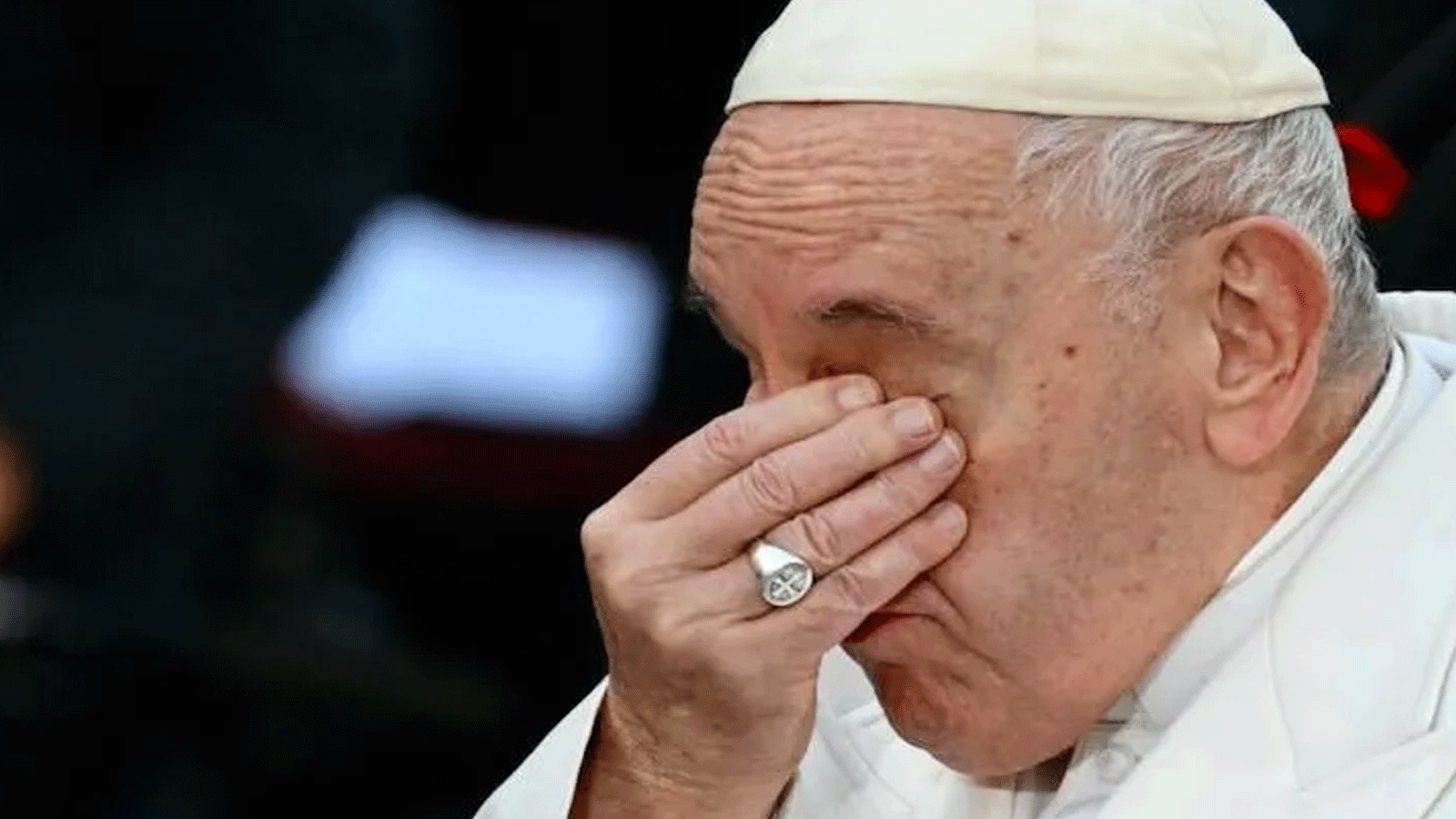 البابا فرنسيس لم يتمالك دموعه أثناء الحديث عن أوكرانيا