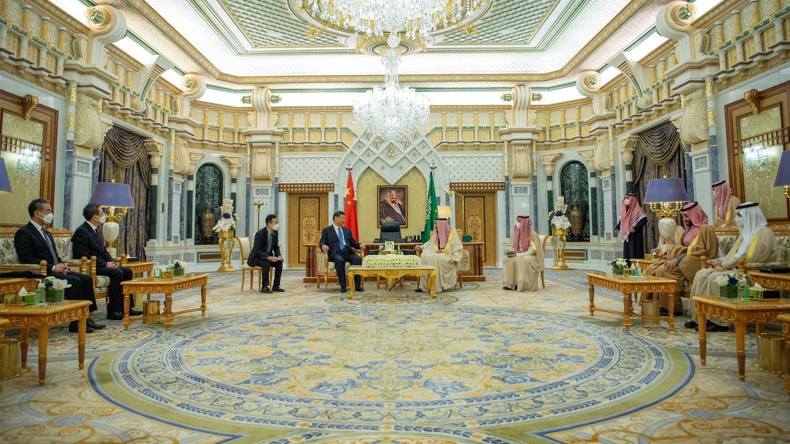 الملك السعودي سلمان بن عبدالعزيز والرئيس الصيني شي جينبينغ يجتمعان في قصر اليمامة في الرياض، بحضور ولي العهد السعودي محمد بن سلمان والوفد السعودي المشارك بالإضافة إلى وفد صيني (واس)
