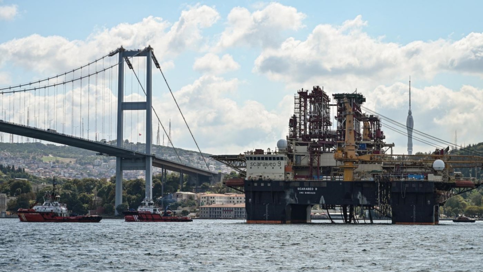 منصة حفر تمر بالقرب من جسر شهداء 15 يوليو على مضيق البوسفور في طريقها إلى البحر الأسود، في اسطنبول، 29 أغسطس 2019
