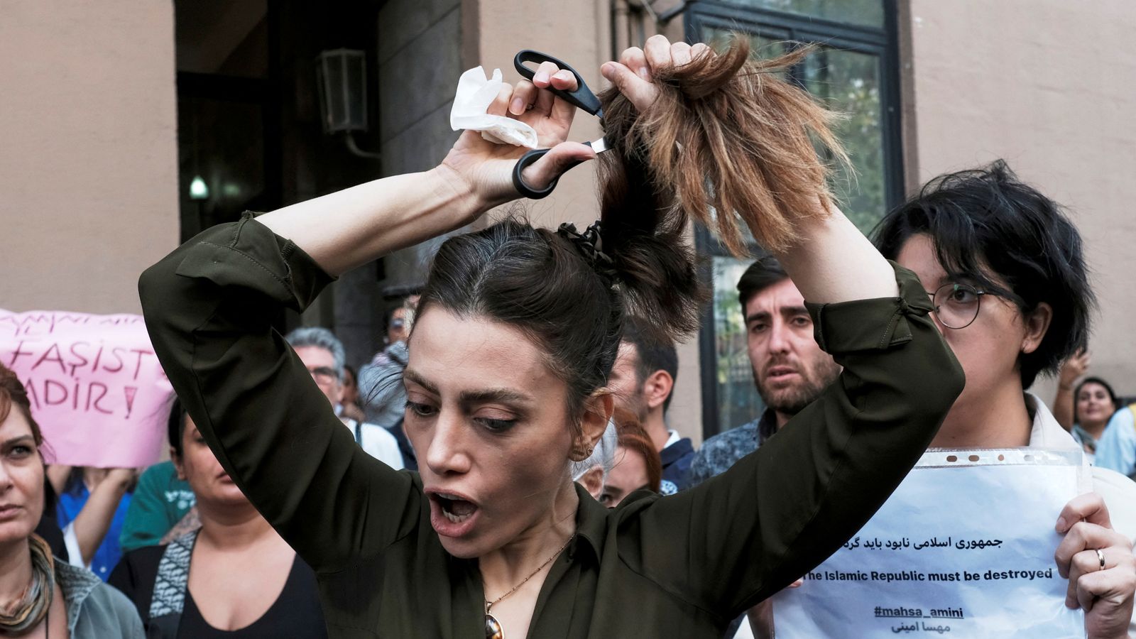 فتاة إيرانية تقص شعرها احتجاجا على ممارسات القمع من النظام