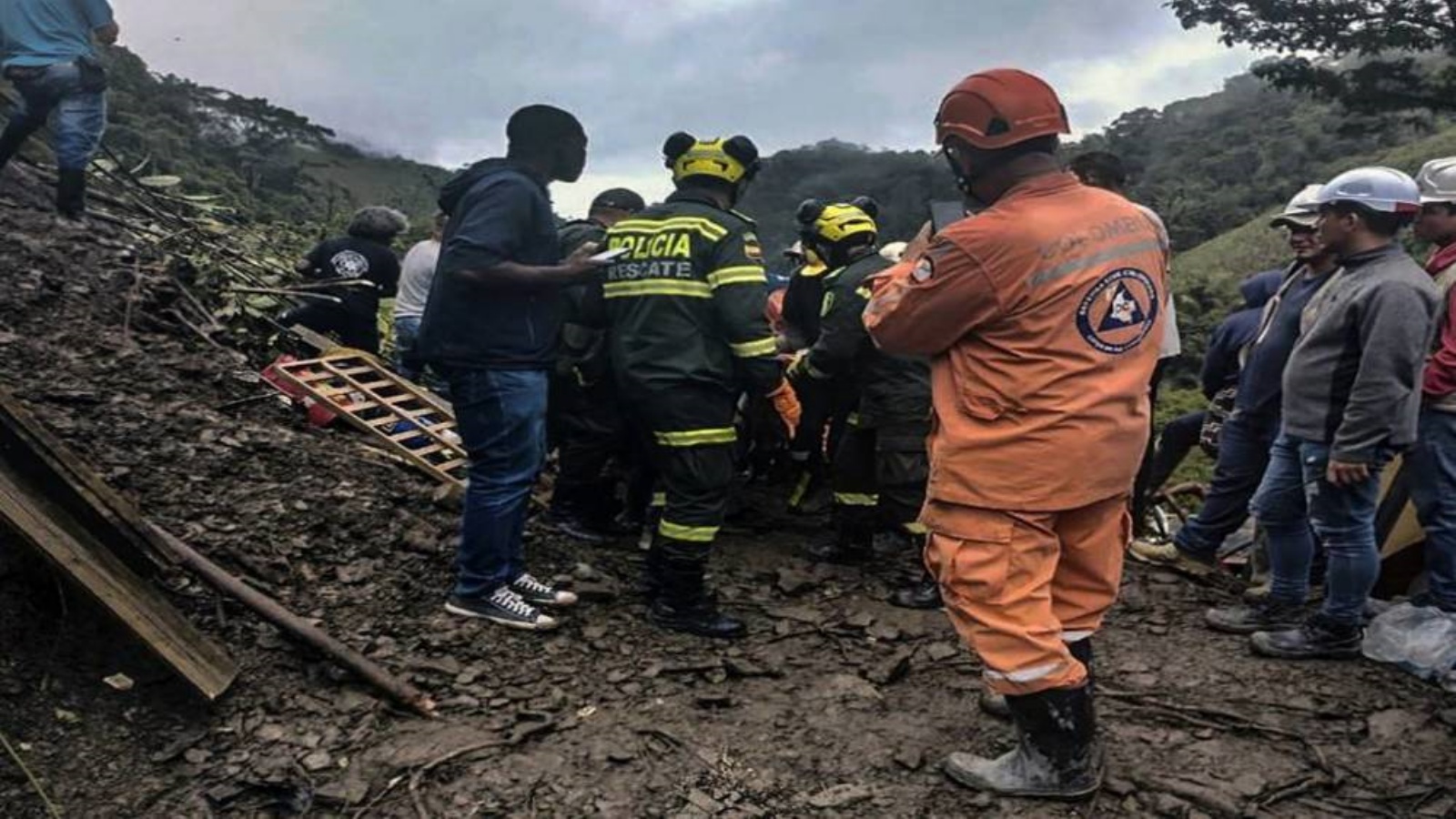 عمال إنقاذ في موقع انزلاق للتربة في كولومبيا
