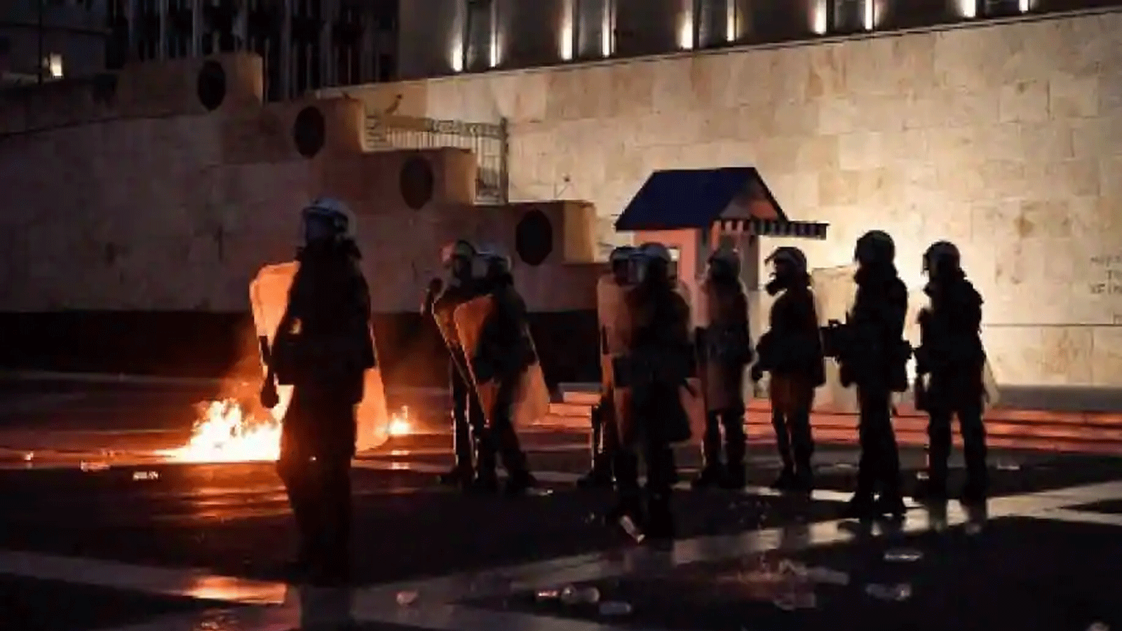 مجموعة فوضوية تتبنى الهجوم على سيارتين لسفارة إيطاليا في اليونان