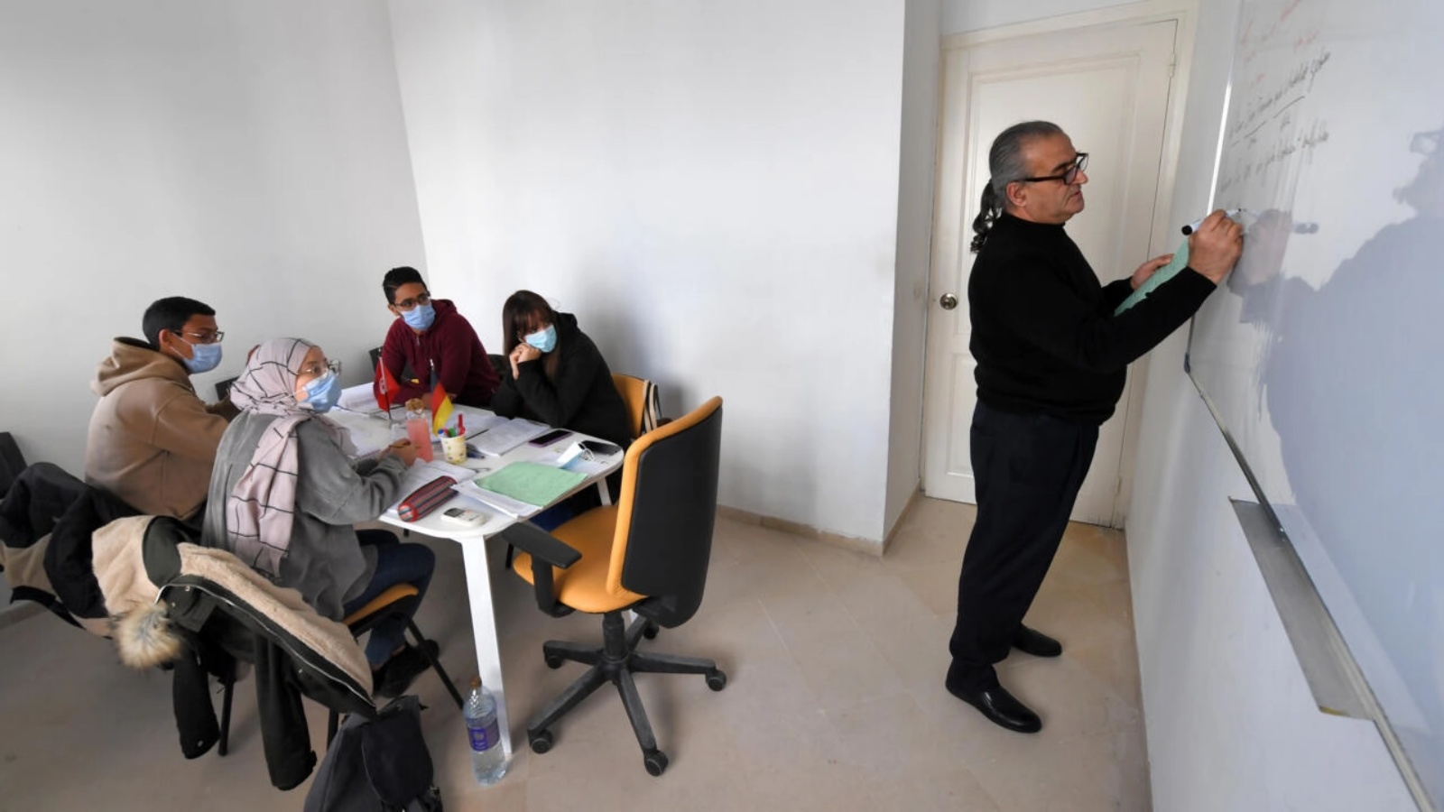 صورة ملتقطة في الأول من فبراير 2022 تظهر يافت بن عزوز مدير مدرسة لتعليم اللغات، خلال درس للغة الألمانية في العاصمة التونسية 