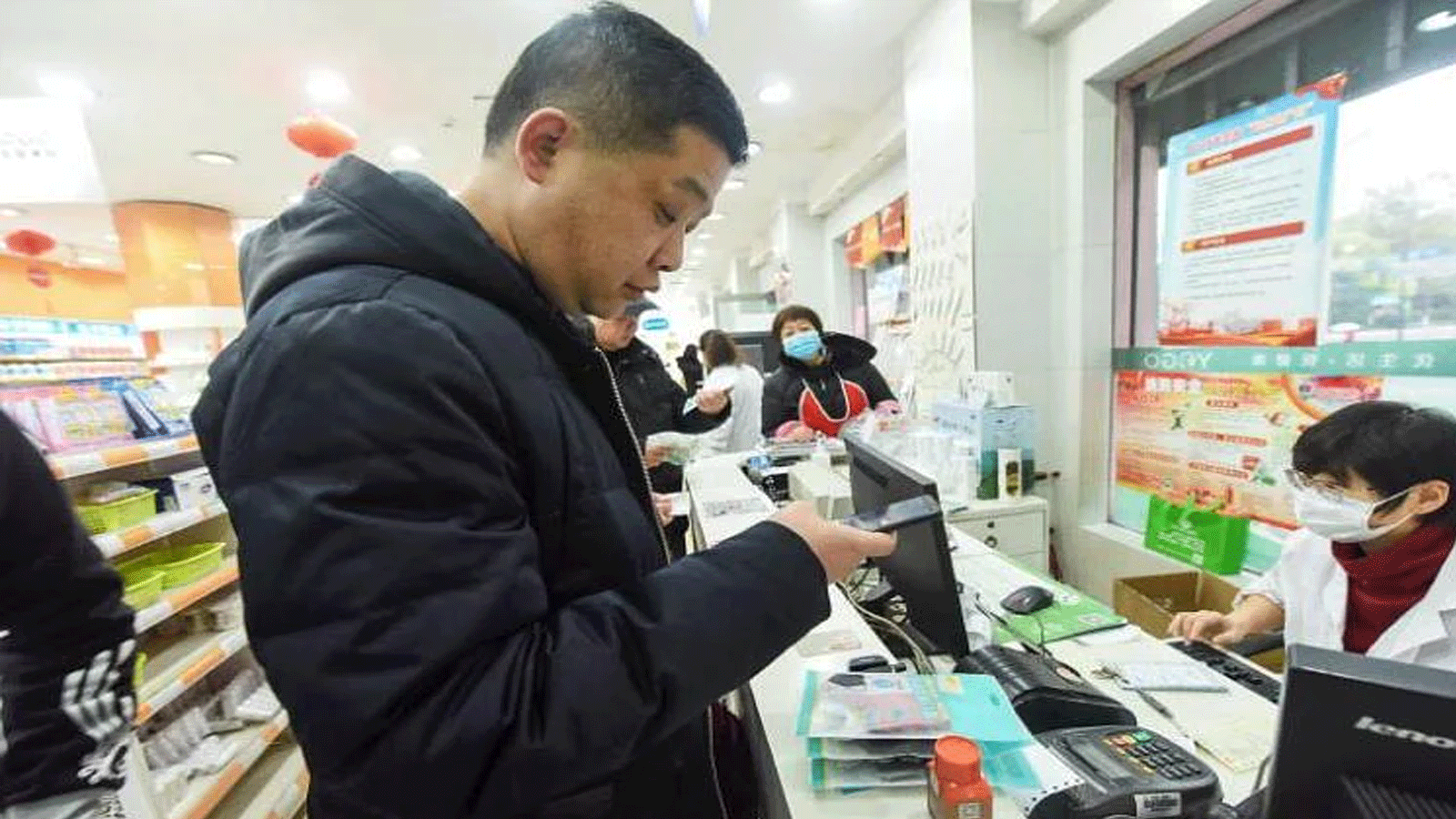 أشخاص يشترون الإمدادات الطبية من صيدلية في هانغتشو بمقاطعة تشجيانغ بشرق الصين