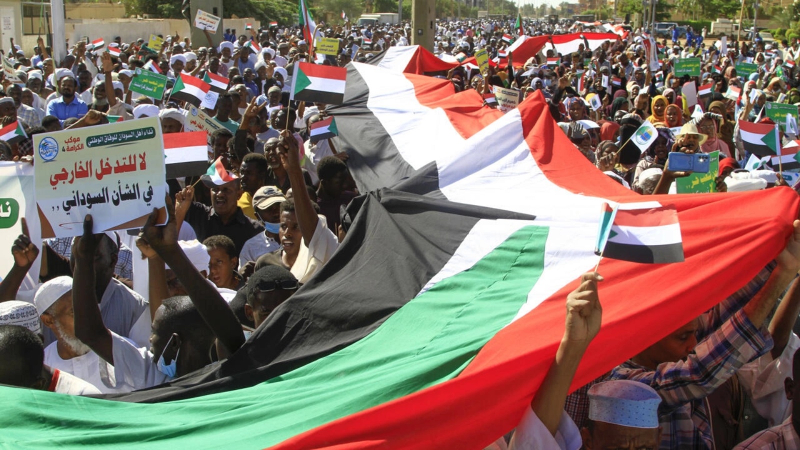 متظاهرون سودانيون أمام بعثة الأمم المتحدة في الخرطوم، في 3 ديسمبر 2022