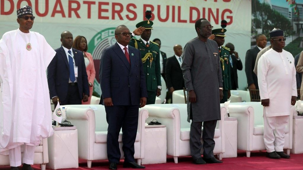 رئيس نيجيريا محمد بخاري (إلى اليسار)، رئيس غينيا بيساو رئيس إيكواس المنتهية ولايته أومارو سيسوكو إمبالو، الرئيس المقبل لإيكواس عمر توراي، رئيس سيراليون جوليوس مادا بيو يقفون خلال الدورة العادية الـ62 لإيكواس في أبوجا في 4 ديسمبر 2022 