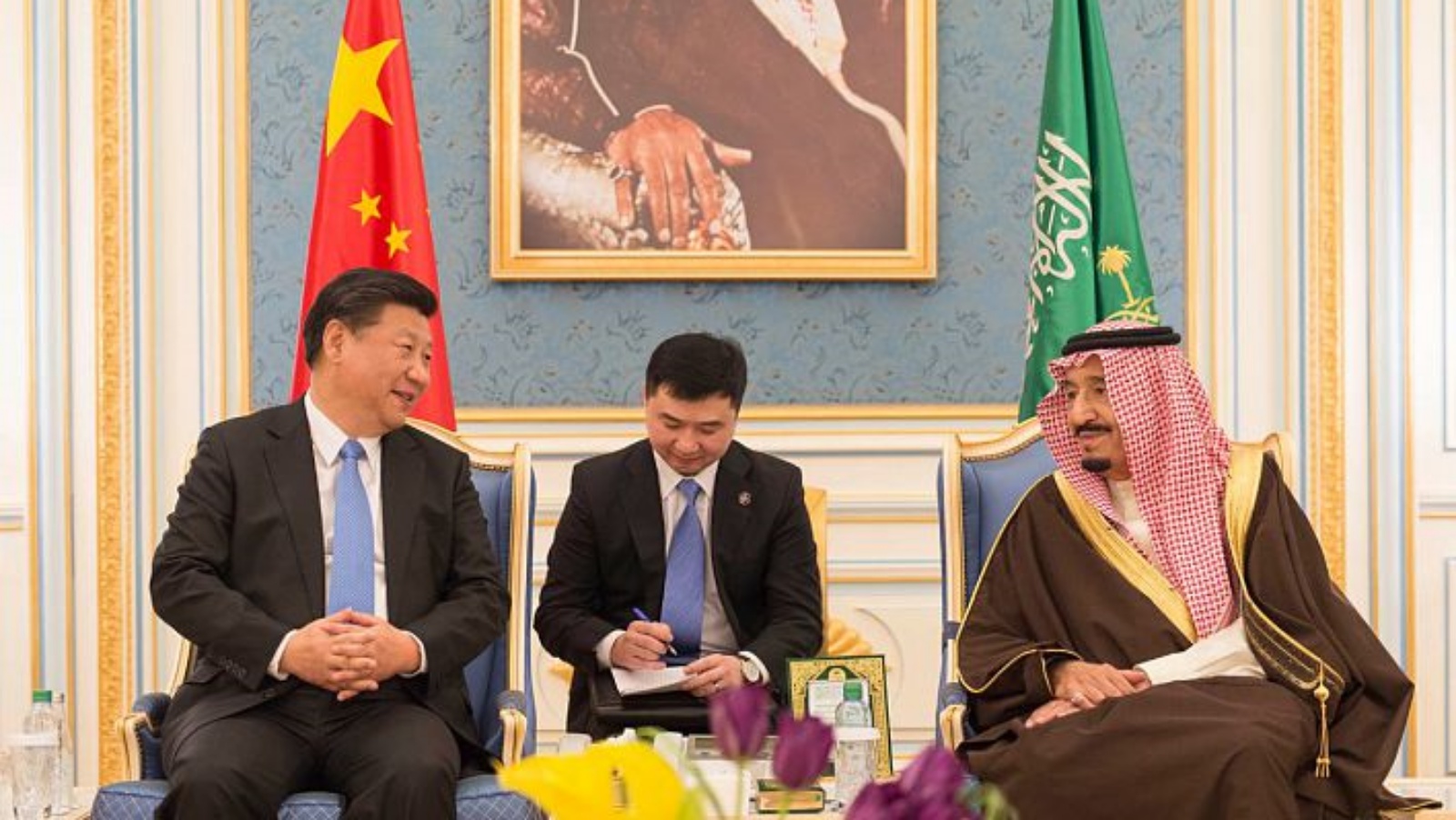 الملك السعودي سلمان بن عبدالعزيز لدى استقباله الرئيس الصيني شي جينبينغ في زيارة سابقة للرياض (واس)