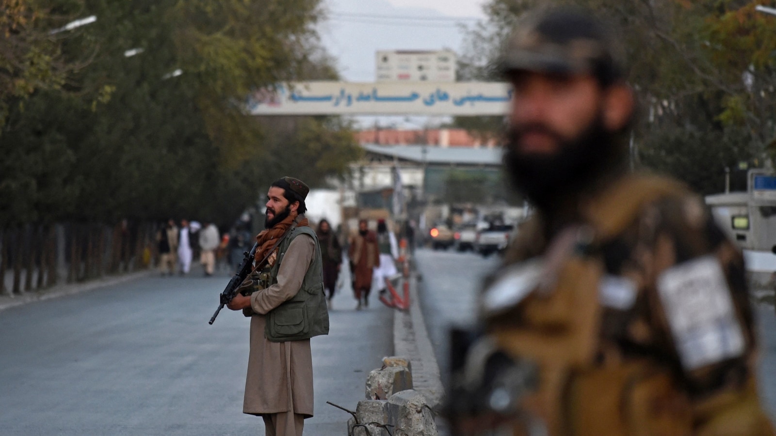 مقاتلو طالبان يقفون في حراسة بالقرب من مستشفى سردار محمد داود خان العسكري في كابول، أفغانستان
