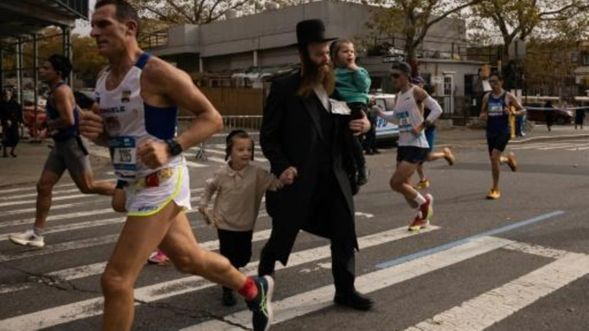 يهود متديّنون يعبرون طريقاً في حيّ ساوث ويليامسبورغ الحسيدي في بروكلين بمدينة نيويورك خلال الماراثون السنوي للمدينة في 6 نوفمبر 2022