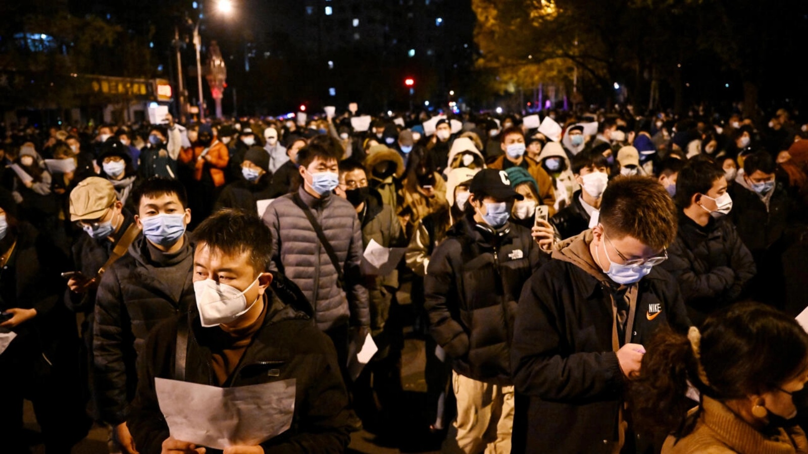 متظاهرون خلال تجمع دعم لضحابا حريق قاتل واحتجاجا على القيود الصحية الصارمة المفروضة لمكافحة كوفيد-19 في بكين في 28 نوفمبر 2022