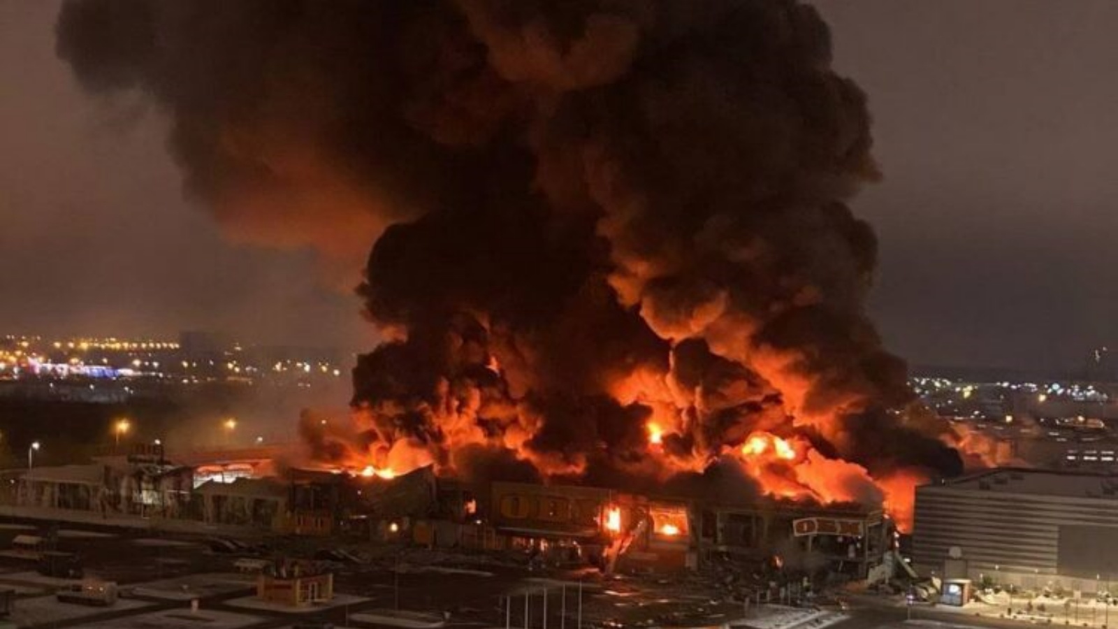 حريق هائل اندلع في مركز للتسوق في إحدى ضواحي موسكو