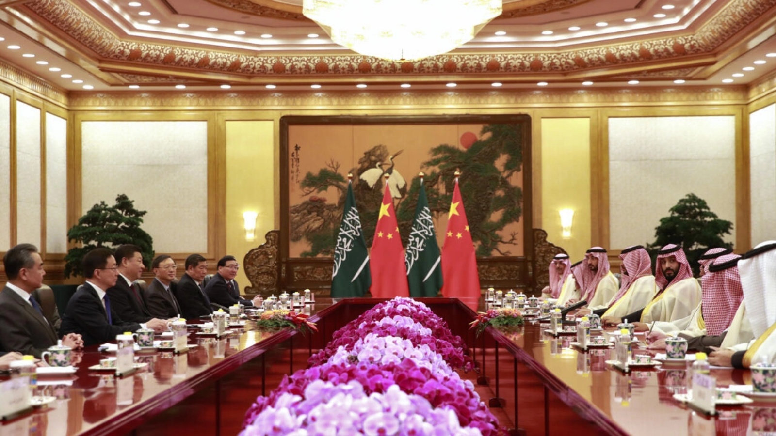 ولي العهد السعودي محمد بن سلمان (الرابع من اليمين) أثناء لقاء مع الرئيس الصيني شي جينبينغ (الثالث من اليسار) في بكين بتاريخ 22 فبراير 2019 