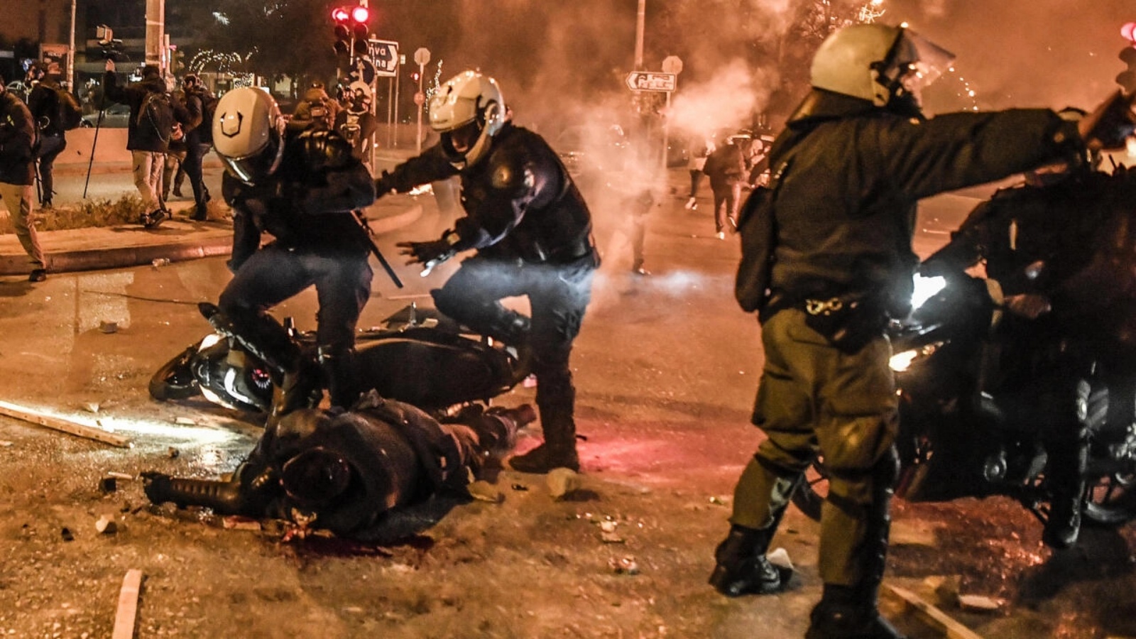 أصيب شرطي على دراجة نارية بجروح خطيرة في رأسه على هامش مظاهرة ضد انتهاكات الشرطة، في إحدى ضواحي أثينا، اليونان، في 9 مارس 2022