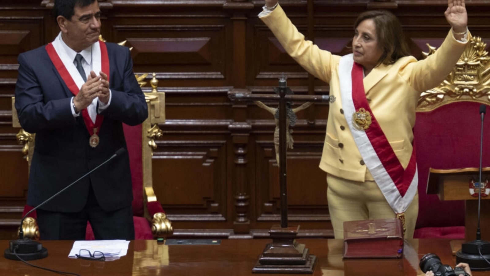 رئيسة البيرو الجديدة دينا بولوارتي بعد أدائها اليمين في البرلمان في 7 ديسمبر 2022 في ليما